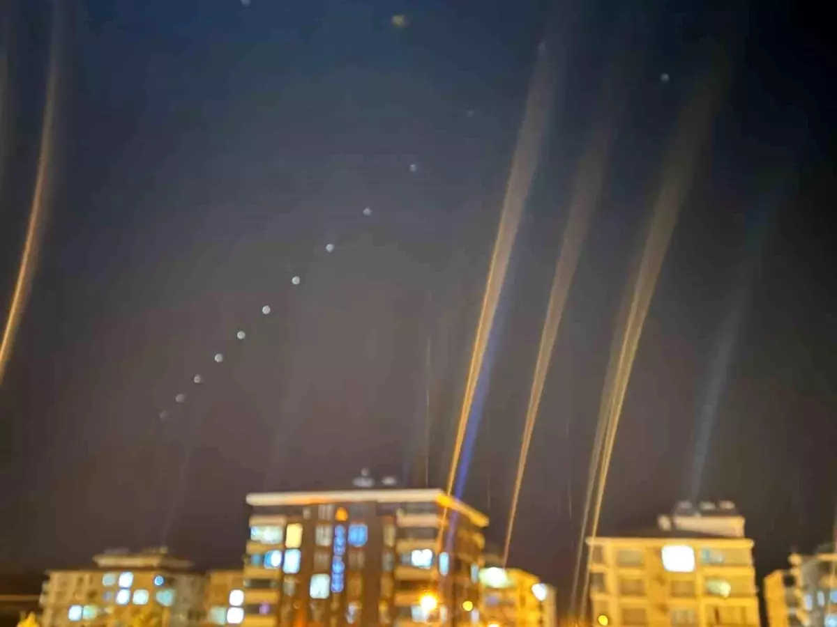Adıyaman'da Starlink Uyduları Gökyüzünde İlgi Oxeşetti