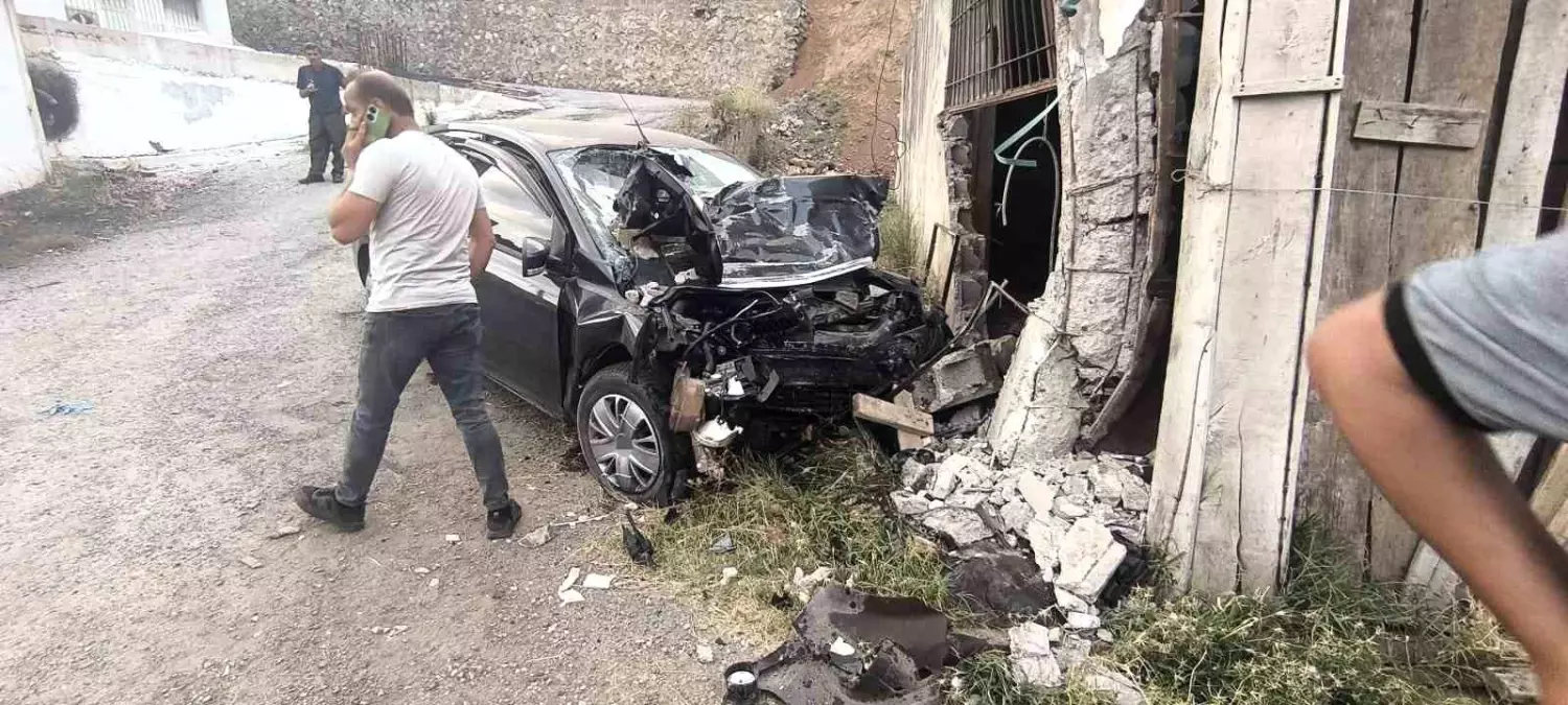 Bitlis'te Trafik Kazası: 2 Ölü, 2 Yaralı