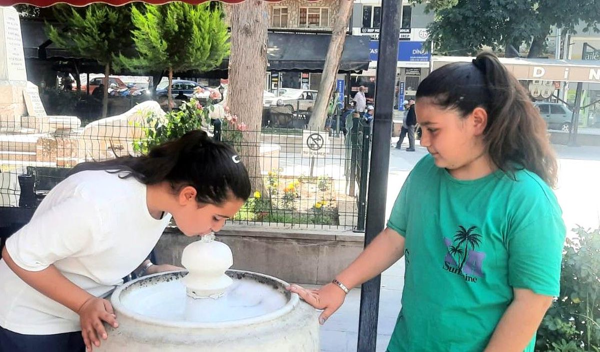 Dinar'daki Doğal Kaynak Suyu Yaz Sıcaklarında Ferahlatıyor