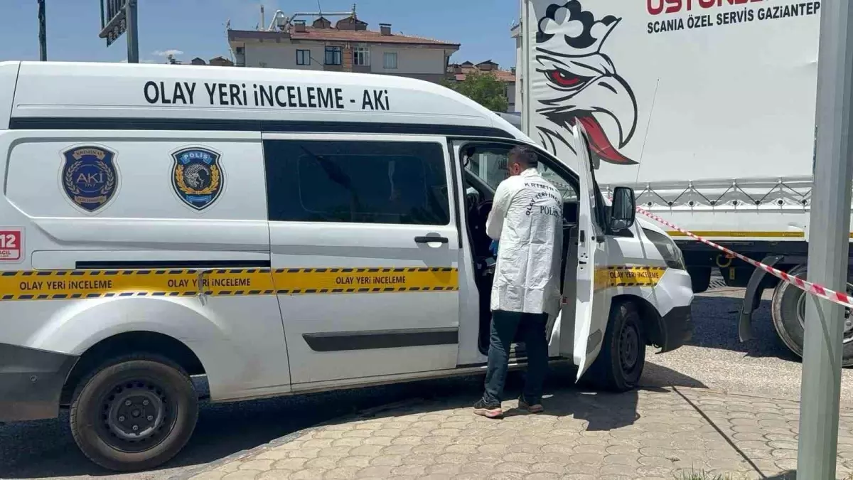 Gaziantep'te tırın altında kalan motosikletteki 2 kişi hayatını kaybetti