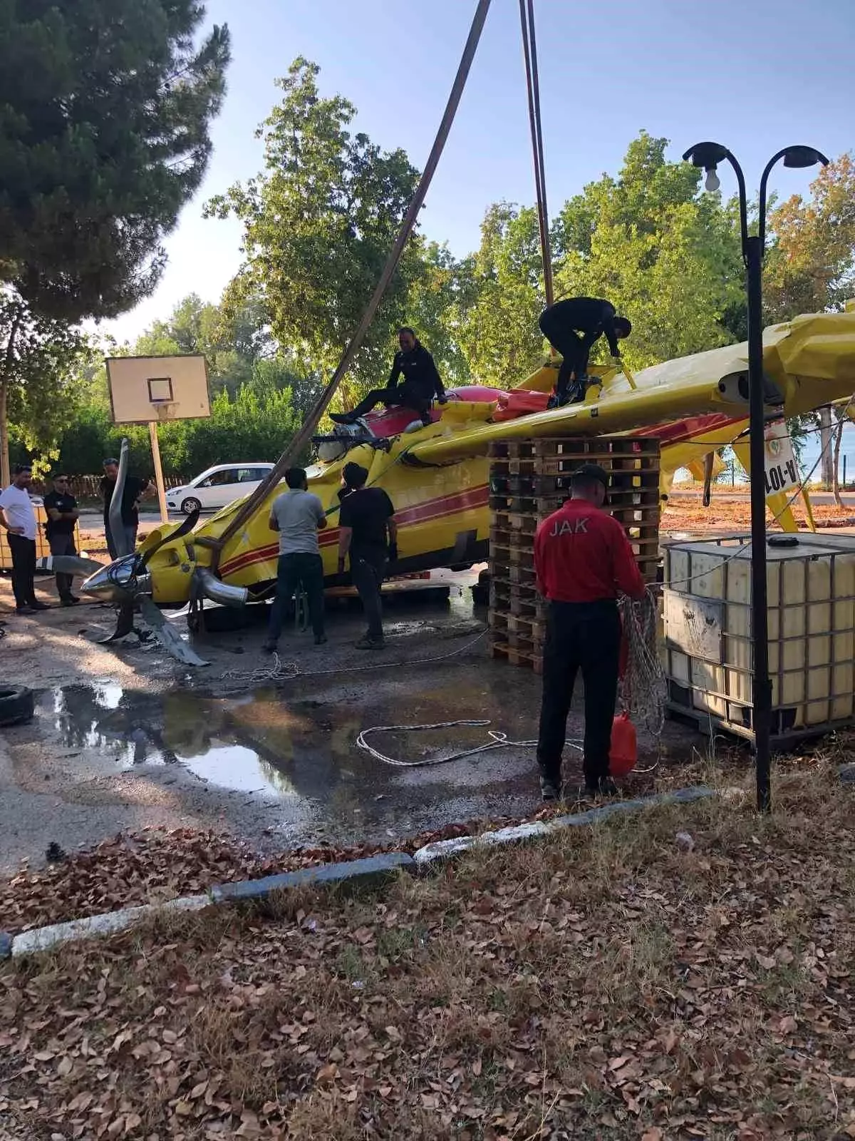 Adana'da Yangın Söndürme Uçağının Enkazı Su Üzerine Çıkartıldı