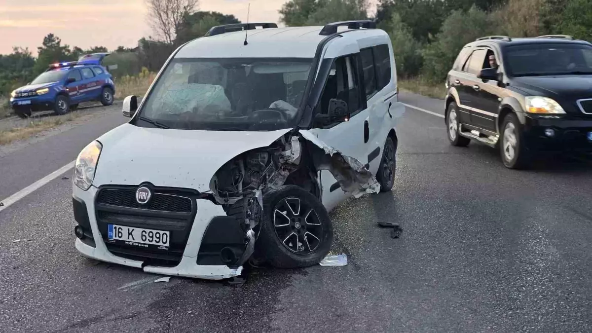 İnegöl'de Kafa Kafaya Çarpışma: 3 Yaralı