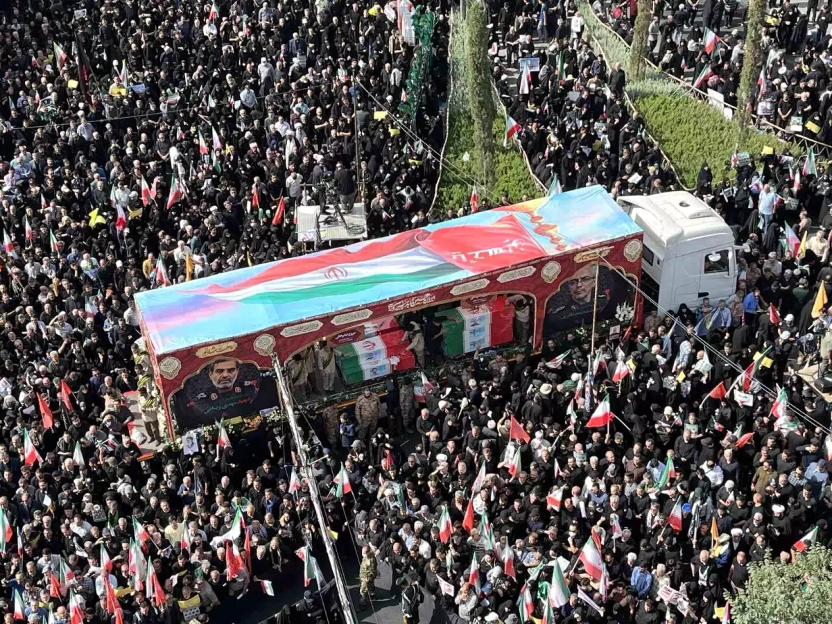 İran'da İsrail saldırılarında hayatını kaybeden 60 kişi son yolculuğuna uğurladı