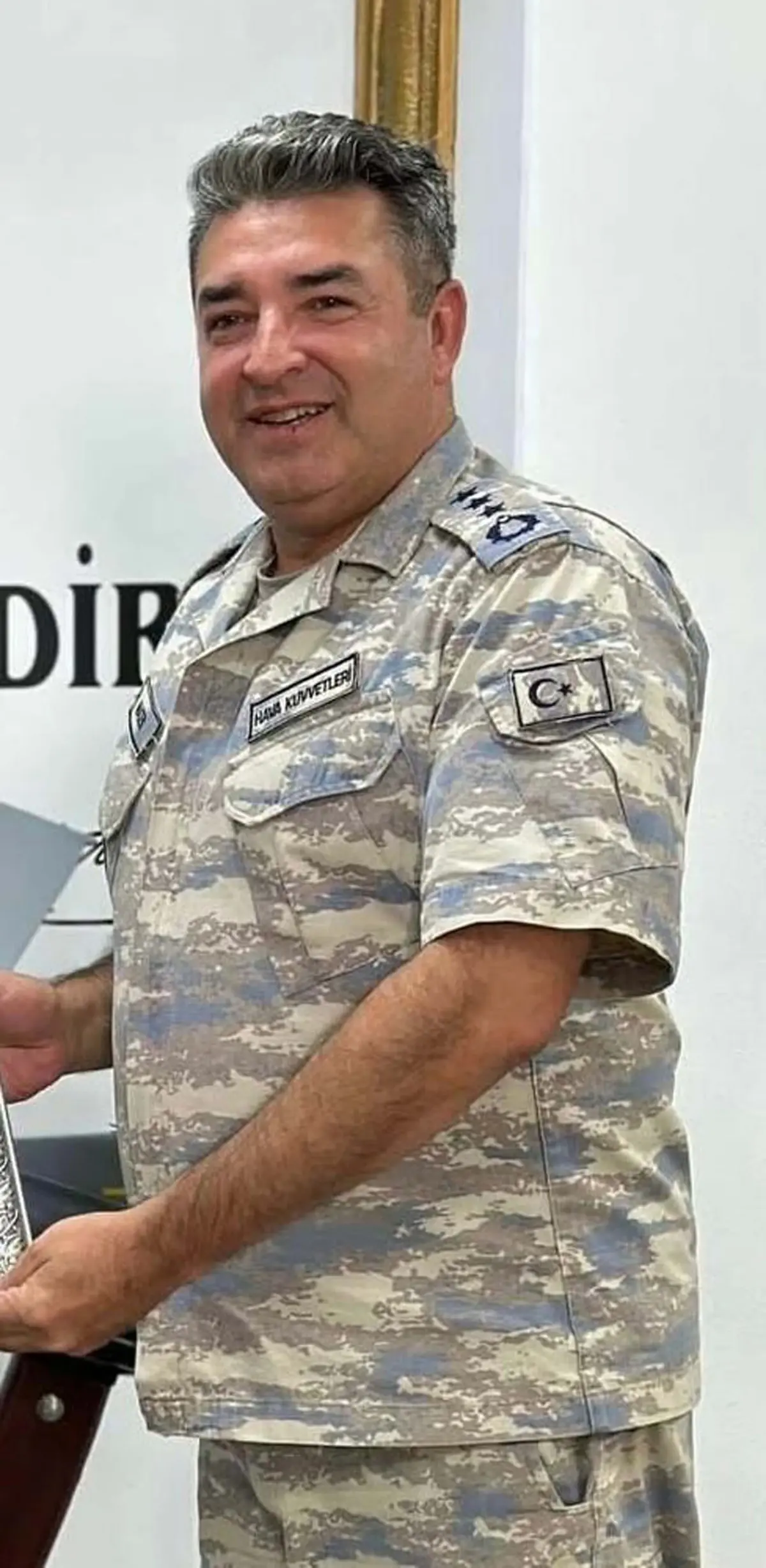 Libya'da şehit olan Albay Maden'in İzmir'deki babaevine Türk bayrakları asıldı