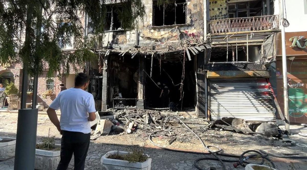 Konya'da Nargile Kafede Yangın: 4 Kişi Dumandan Etkilendi