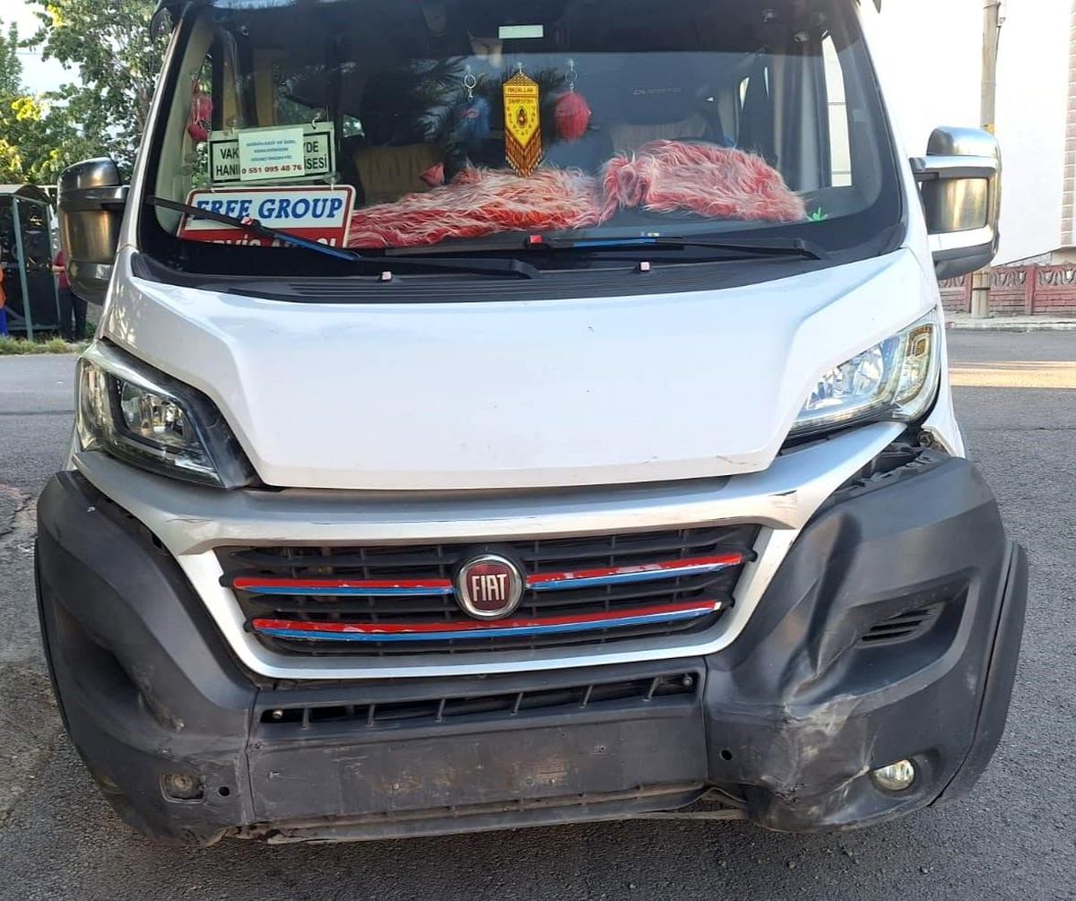 Karabük'te Okul Servisi ile Otomobil Çarpıştı: 3 Yaralı