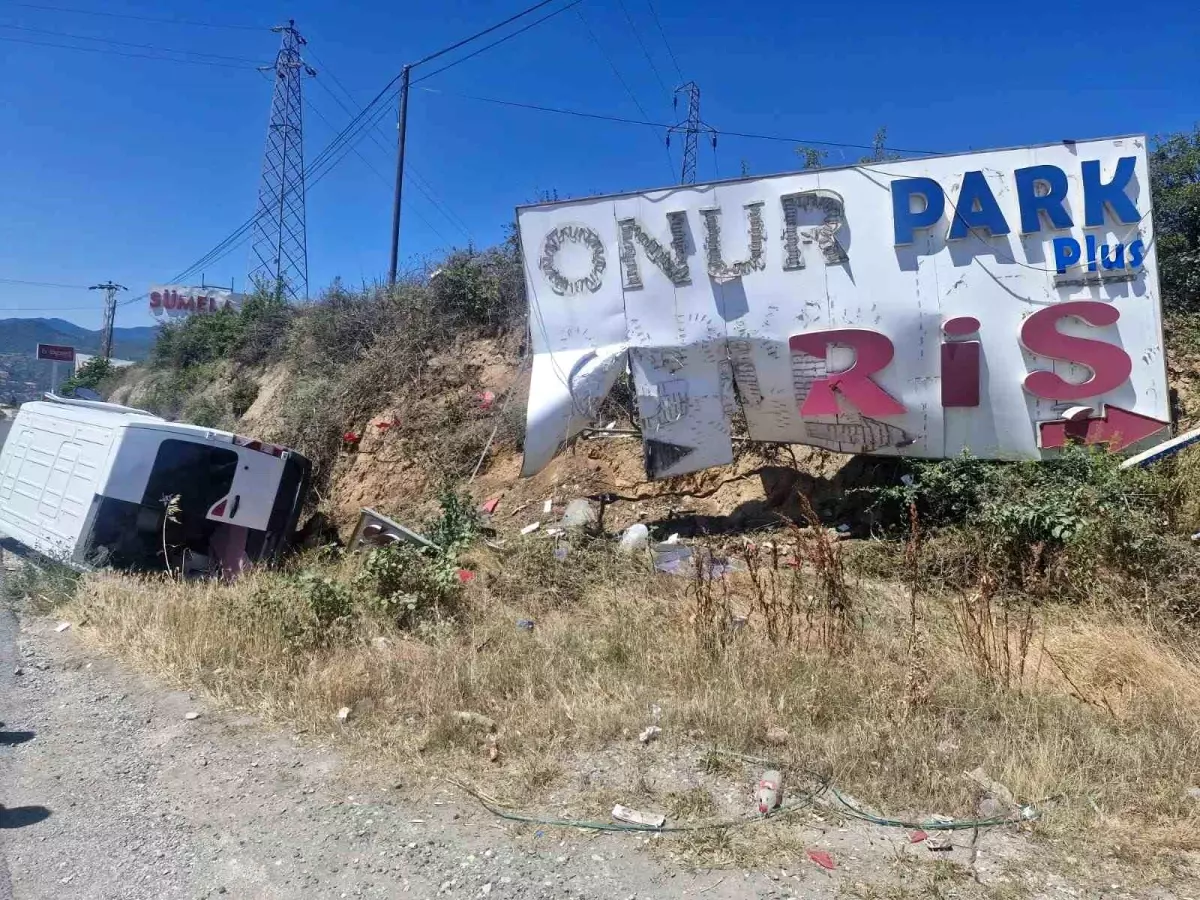 Tosya'da Minibüs Kazası: 3 Yaralı