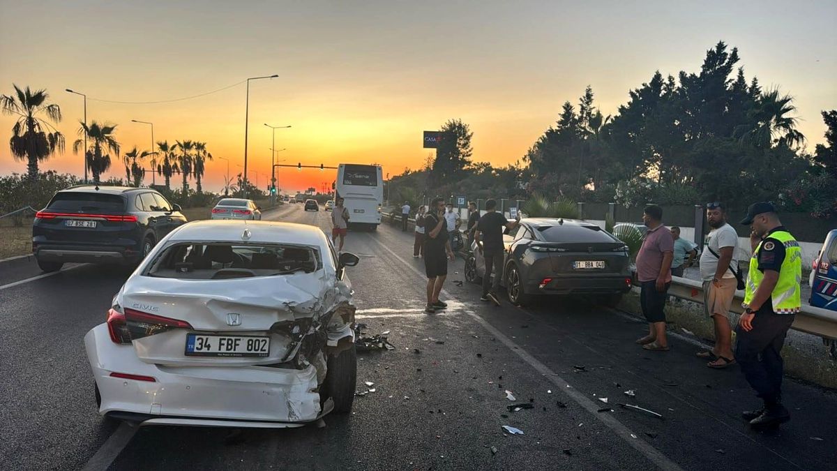 Antalya'da Zincirleme Trafik Kazası: 1 Yaralı