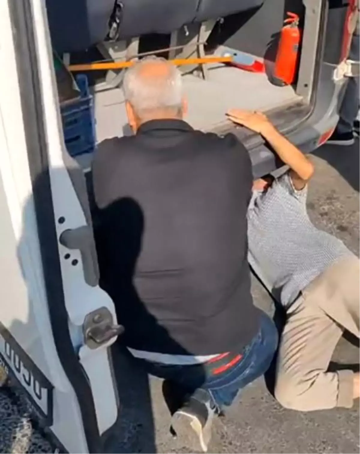 Mersin'de Minibüs Altında Mahsur Kalan Yavru Kedi Kurtarıldı