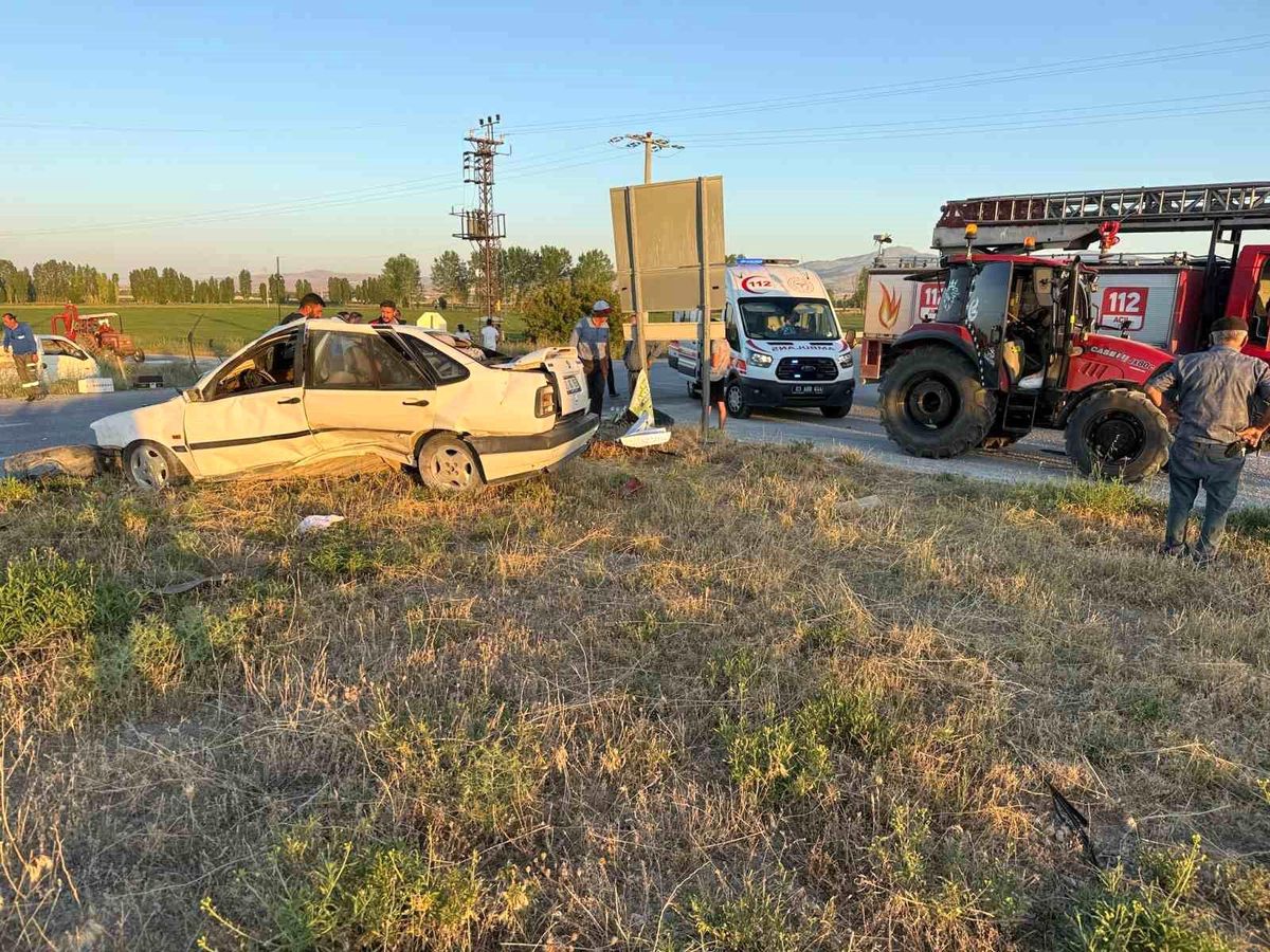 Afyonkarahisar'da Otomobil-Traktör Çarpışması: 4 Yaralı