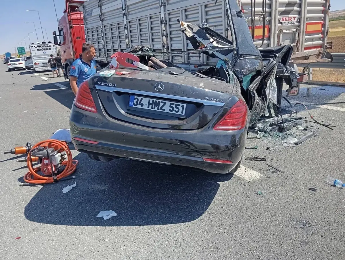 Aksaray'da TIR'a Çarpan Otomobilin Sürücüsü ve Eşi Hayatını Kaybetti