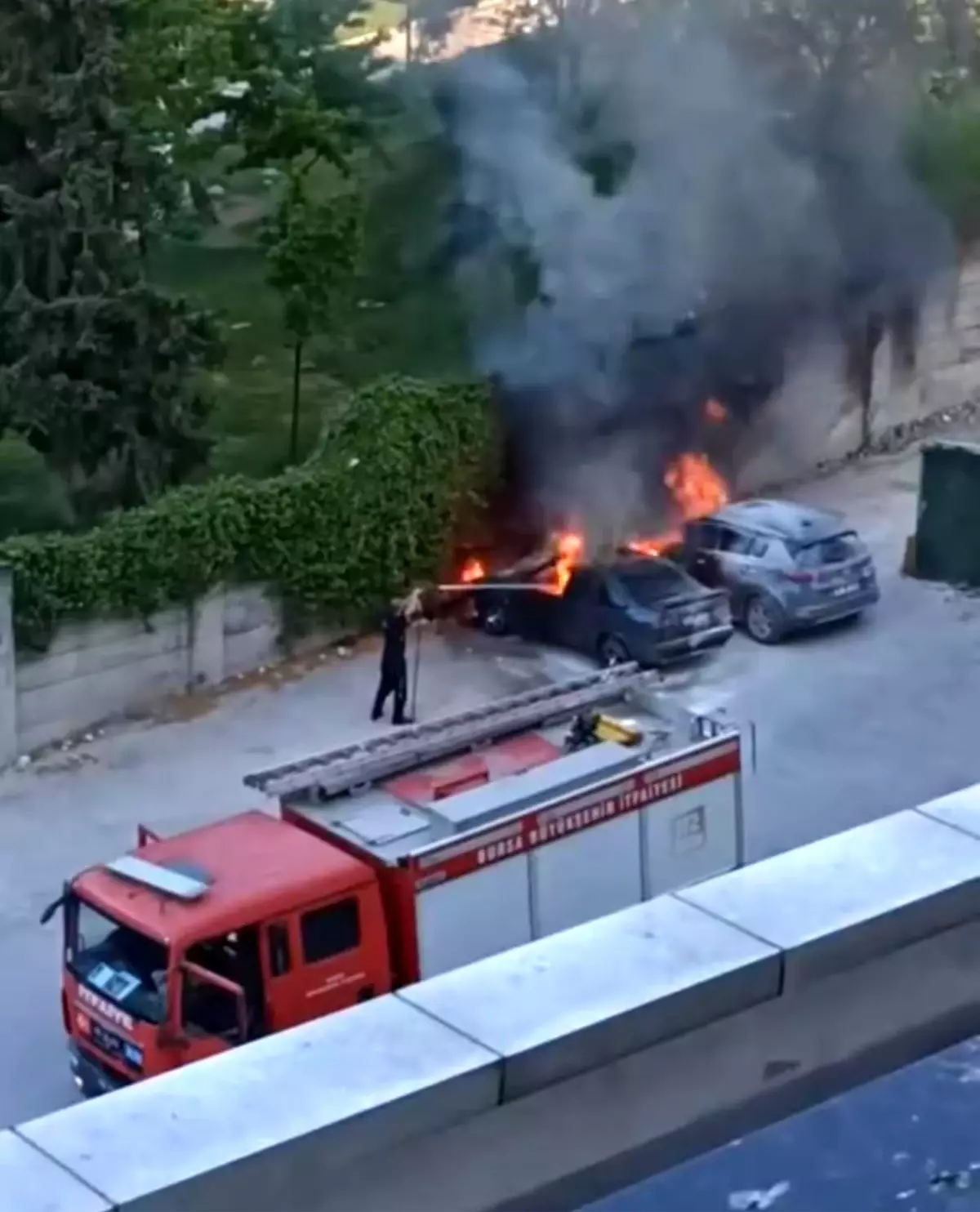 Bursa'da Park Halindeki Araç Yangını