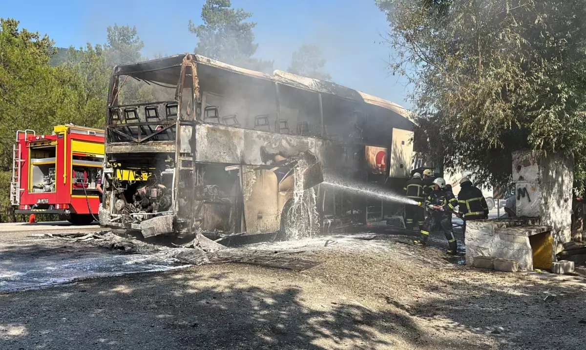 Antalya'da Otobüs Yangını: 25 Yolcu Tahliye Edildi
