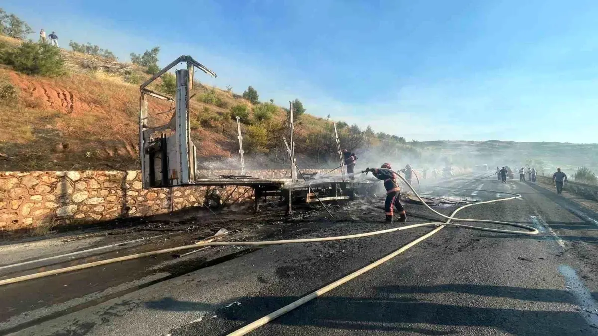 Bilecik'te Sunta Yüklü Tırın Dorsesi Yandı