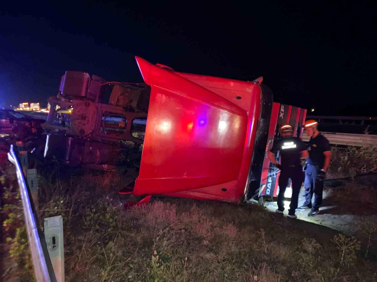 Bolu TEM Otoyolu'nda Tır ve Cip Çarpıştı: 2 Yaralı