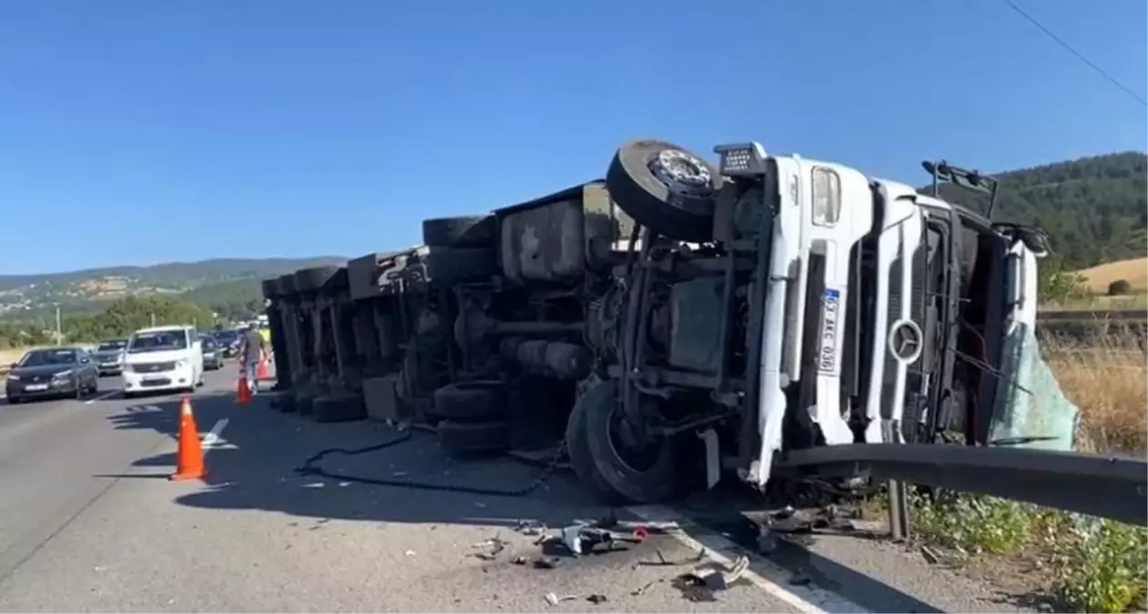Bolu'da Tırın Devrilmesi Sonucu Kazada Sürücü Yaralandı