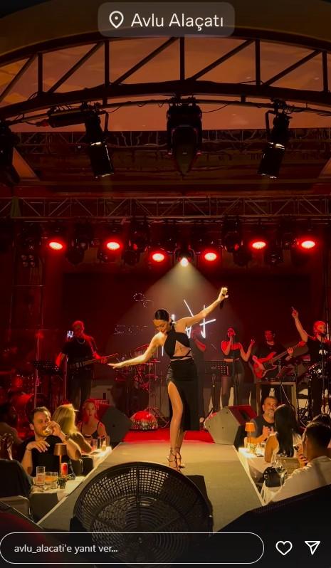 Alya, Who Lost Her Suitcase on the Plane, Went on Stage in a Bathrobe