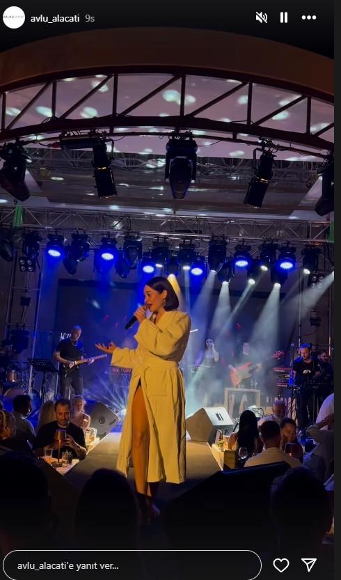Famous Singer Alya, Went on Stage in a Bathrobe After Forgetting Her Suitcase