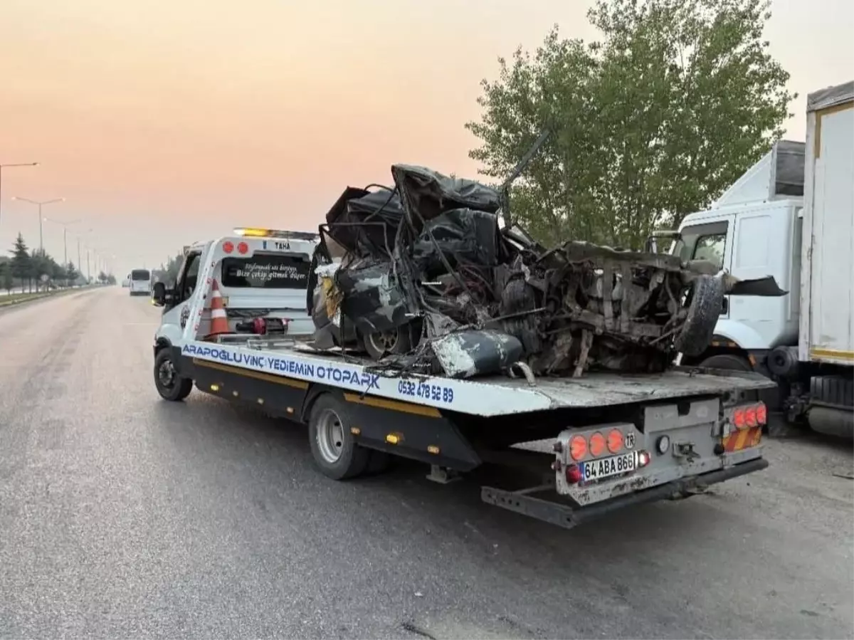 Uşak'ta Park Halindeki Kamyona Çarpan Sürücü Hayatını Kaybetti