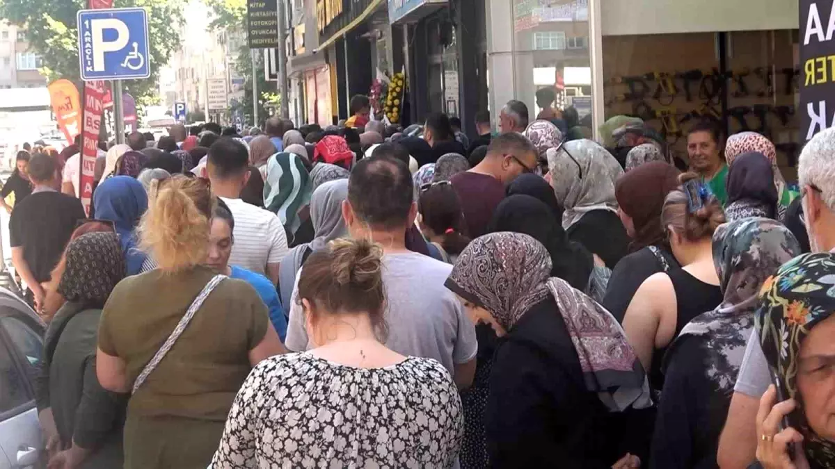 Yalova'da Mağaza Açılışı Nedeniyle İzdiham Yaşandı