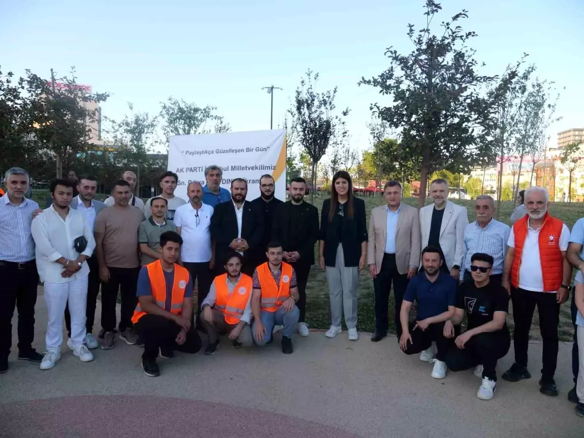 AK Partili Milletvekili Derya Ayaydın vatandaşlarla sohbet ederek dondurma ikram etti