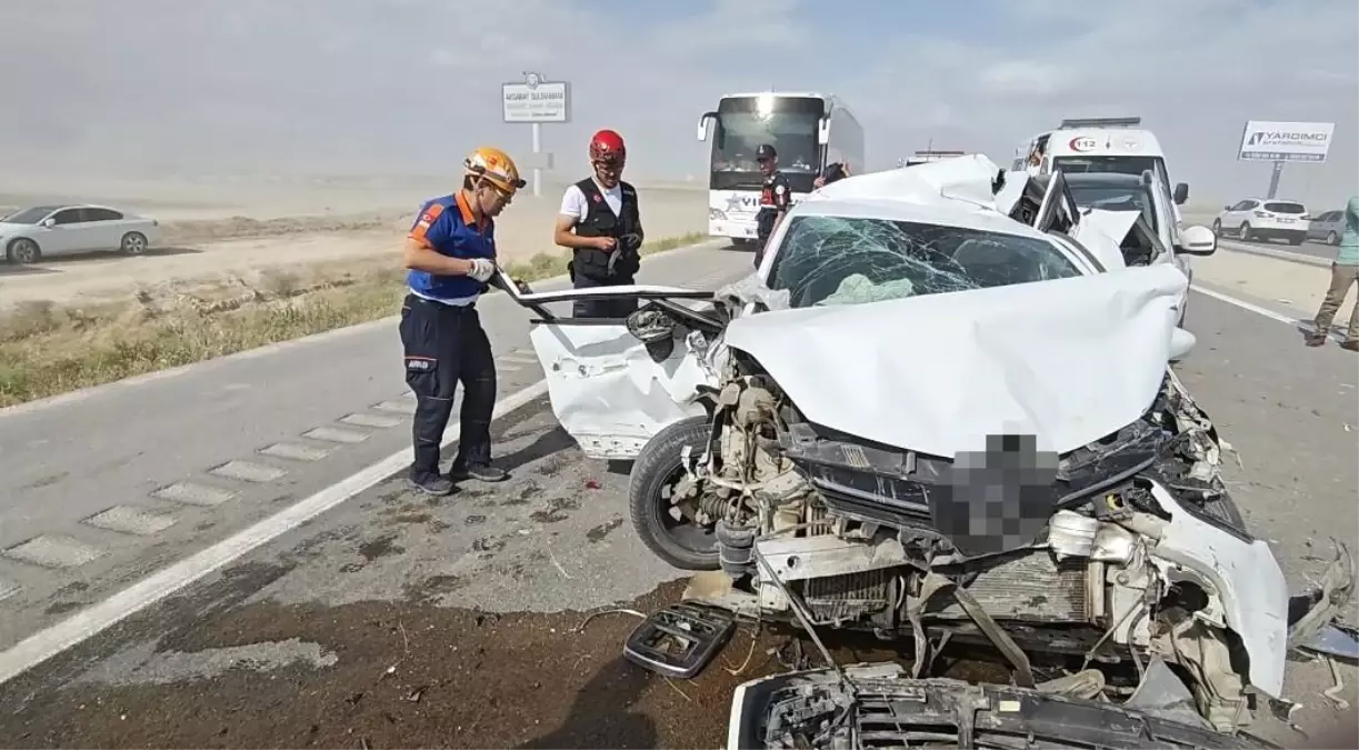 Aksaray'da Kum Fırtınası Nedeniyle 5 Araç Çarpıştı, 8 Yaralı