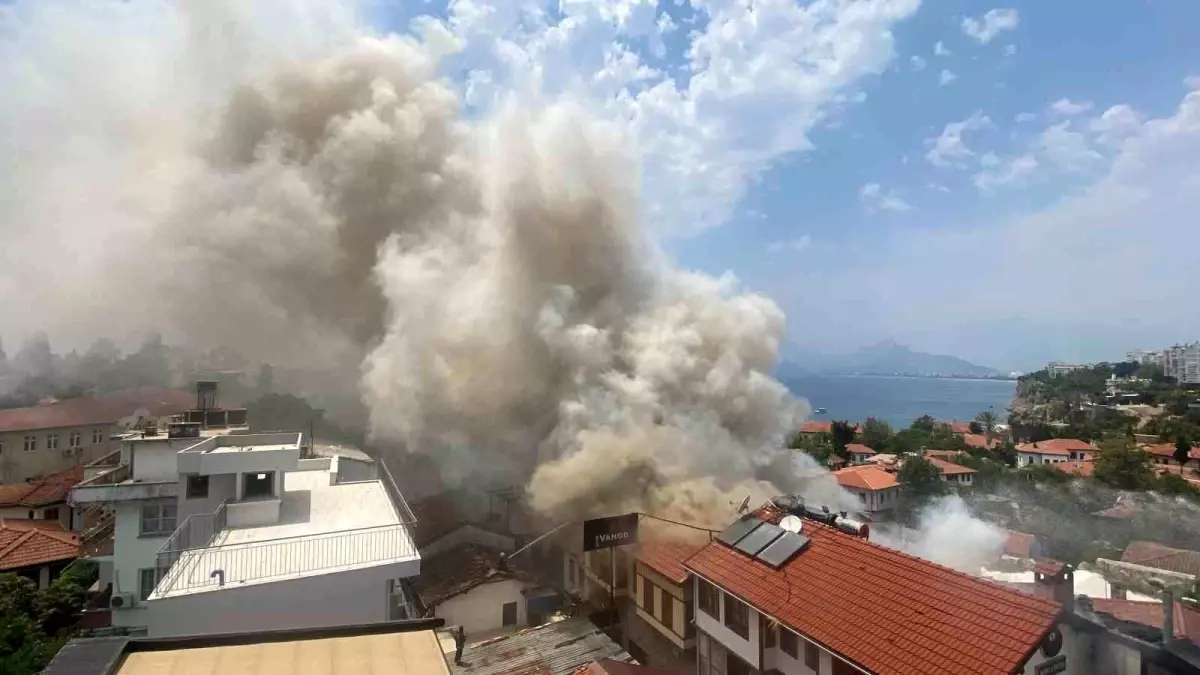 Antalya Kaleiçi'nde Korkutan Yangın: Tarihi Otel ve Mekanlarda Hasar! 