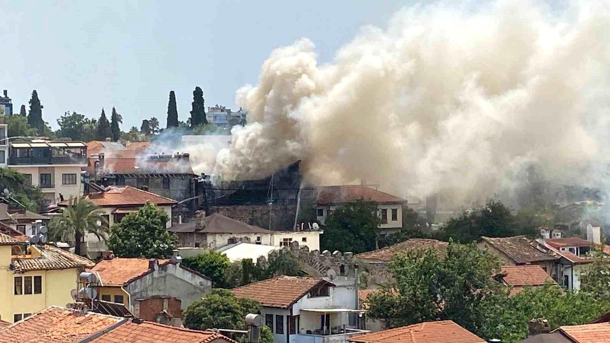 Antalya tarihi kale içinde bir otelde yangın çıktı.
