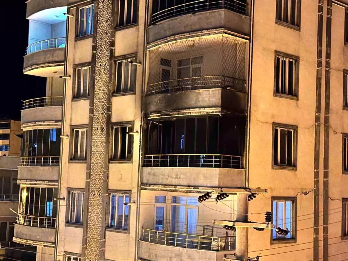 Adıyaman'da 5 Katlı Apartmanda Yangın: Mahsur Kalanlar Tahliye Edildi