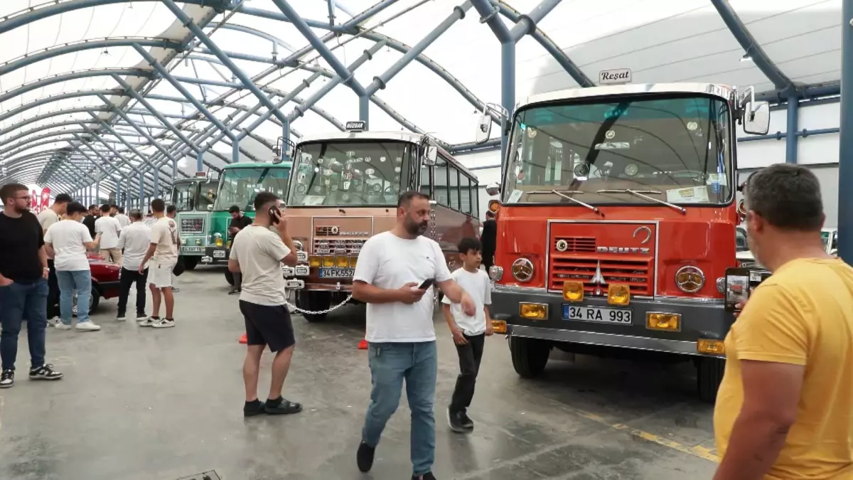 Araç tutkunları Küçükçekmece'deki Klasik Otomobil Festivali'nde bir araya geldi