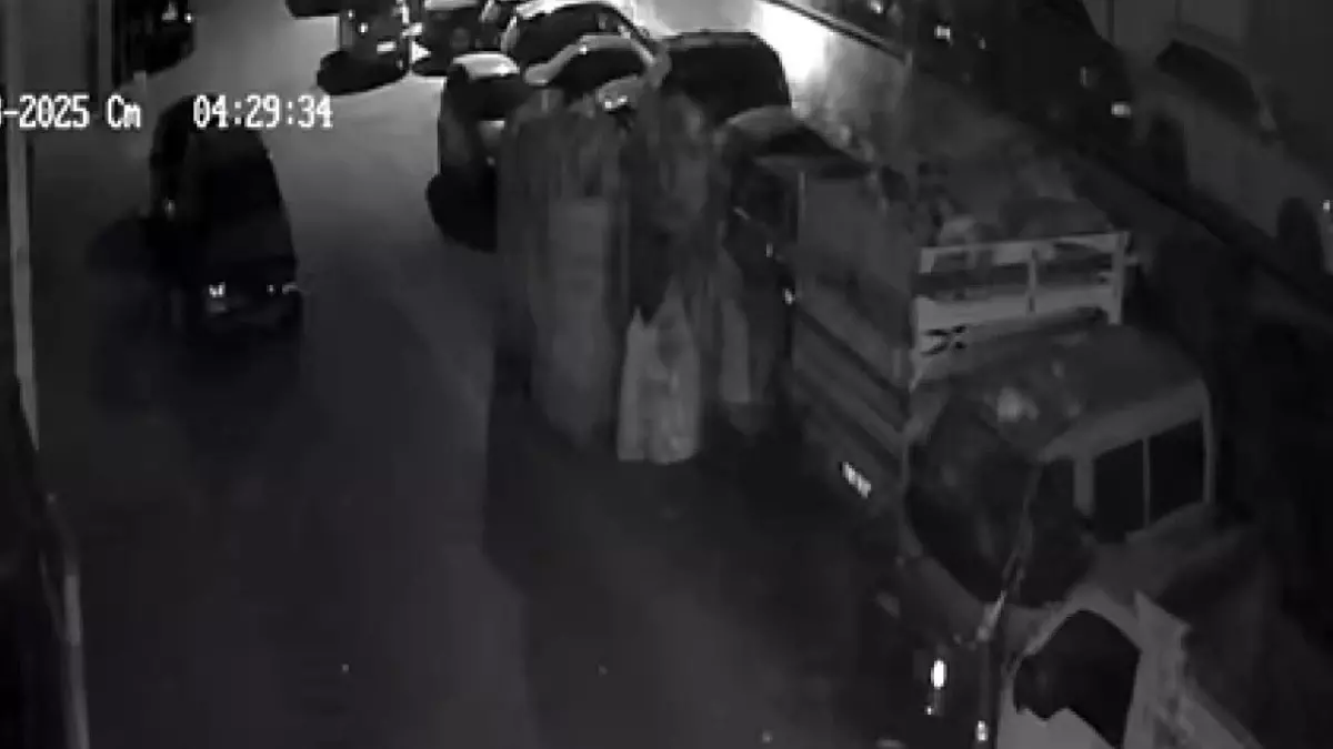 Ataşehir'de Park Halindeki Araçlar Kundaklandı, İki Şahıs Yakalandı
