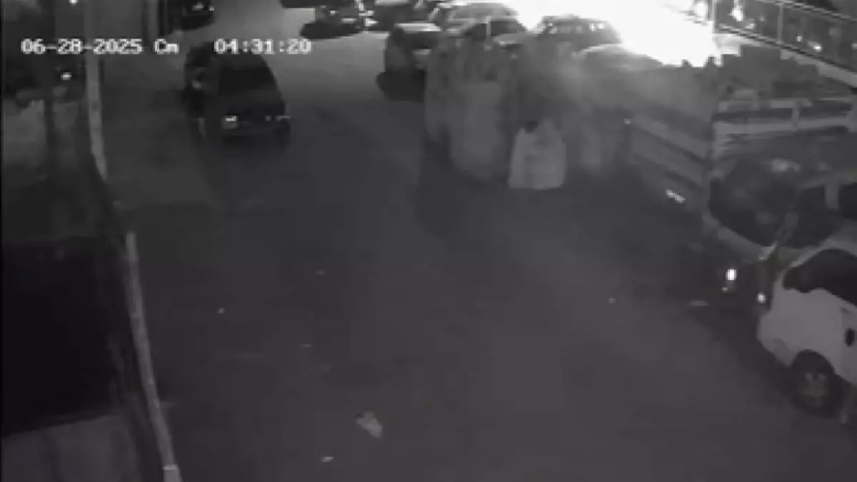 Ataşehir'de Kundaklama Şüphesiyle 10 Araç Yandı