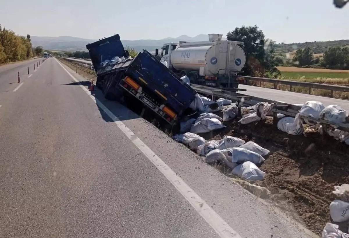 Balıkesir'de Tır Kazası: Malzemeler Yola Saçıldı