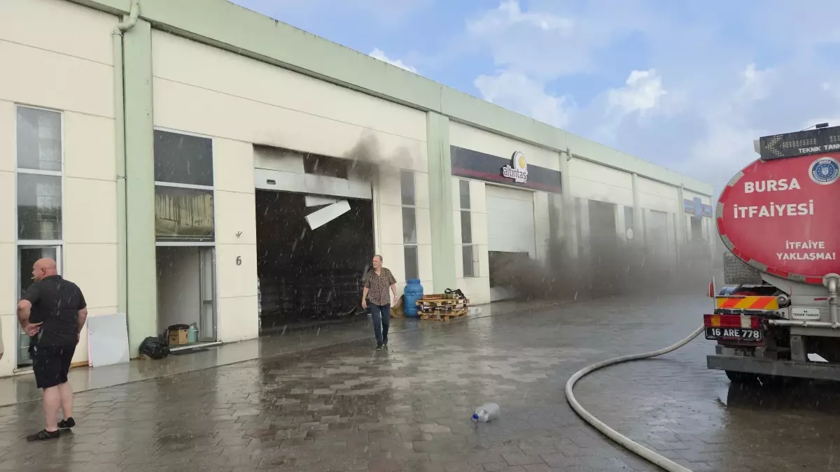 Bursa'da Zeytin İşleme Tesisi Yangını