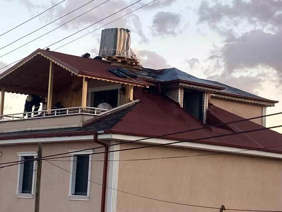 Kocaeli'de İki Katlı Evde Yangın Çıktı
