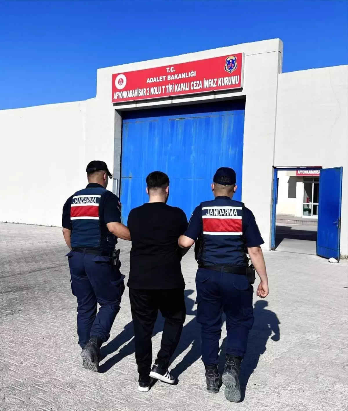 Afyonkarahisar'da Aranan Suçlu Jandarma Tarafından Yakalandı