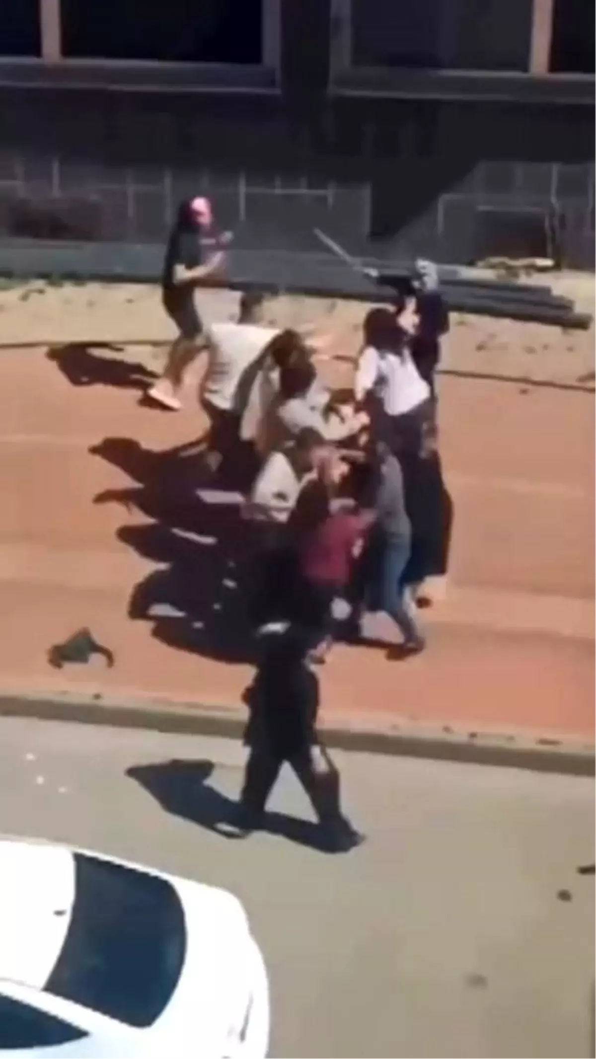 Elazığ'da Aileler Arasında Sokak Ortasında Kavga