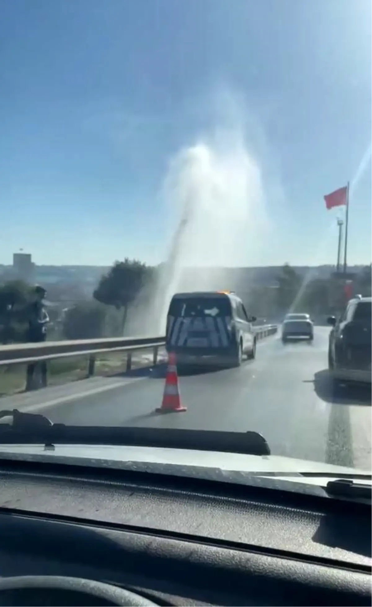Büyükçekmece'de E-5'te Su Borusu Patladı, Trafikte Aksamalar Yaşandı