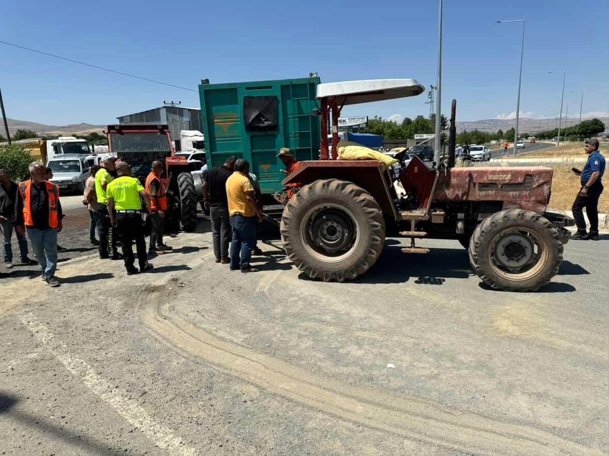 Elazığ'da Traktör ile Otomobil Çarpıştı: 3 Yaralı