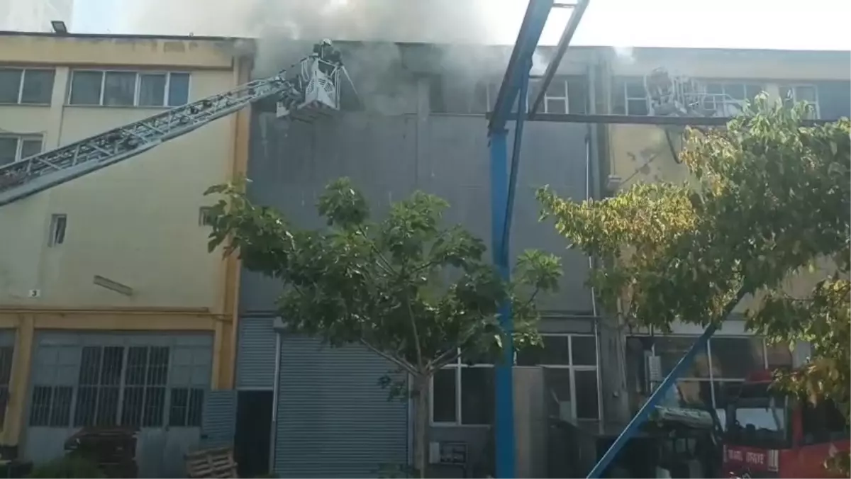 Esenyurt'ta Bebek Bezi Fabrikasında Yangın Çıktı