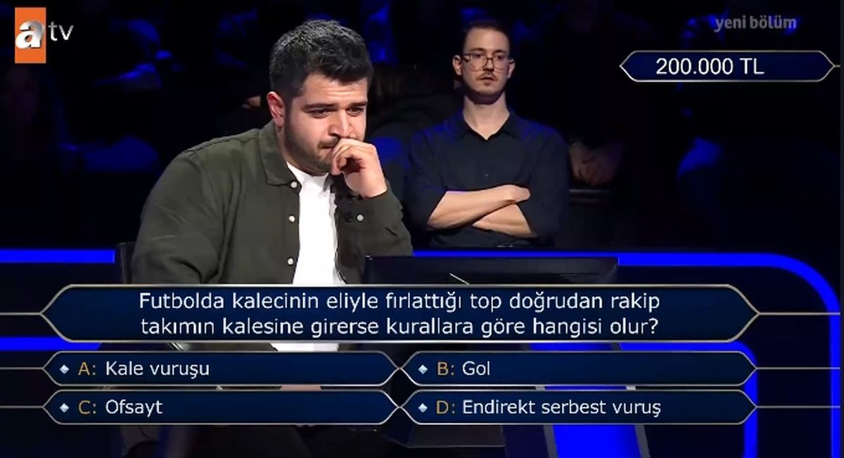 Futbolda kalecinin eliyle fırlattığı top doğrudan rakip takımın kalesine girerse kurallara göre hangisi olur?
