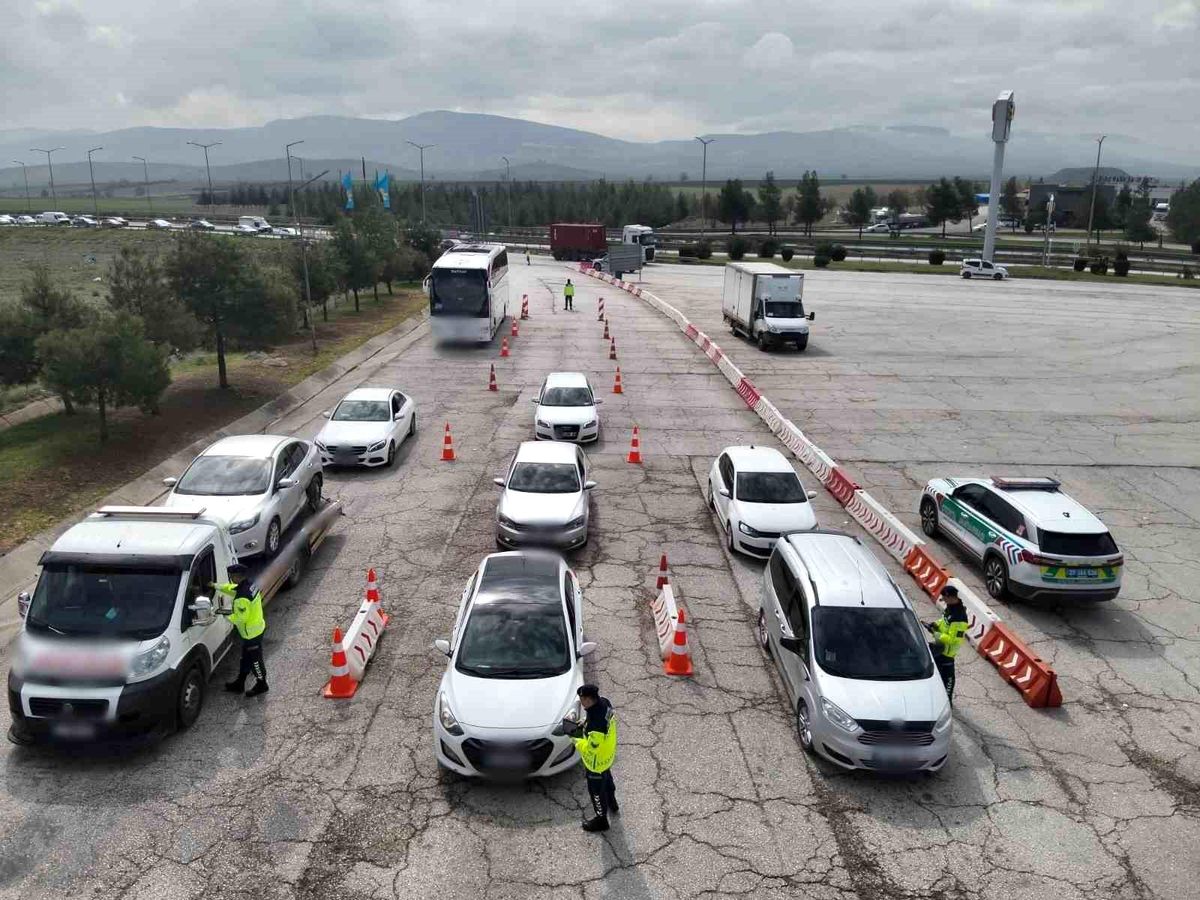 Gaziantep'te Otoyolda Trafik Kurallarını İhlal Eden 99 Araç Ceza Aldı