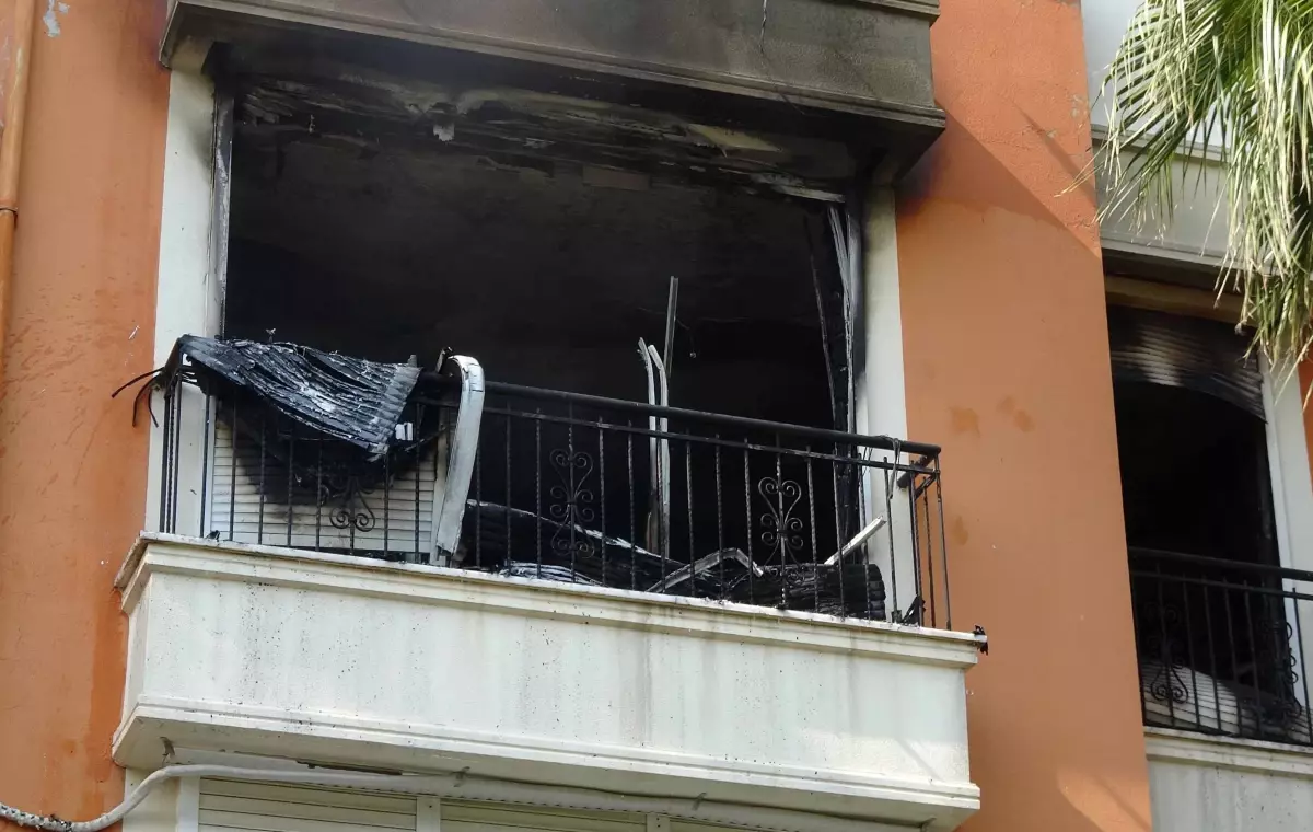 Antalya'da Dubleks Ev Yangını: Ev Sahibi Hastaneye Kaldırıldı