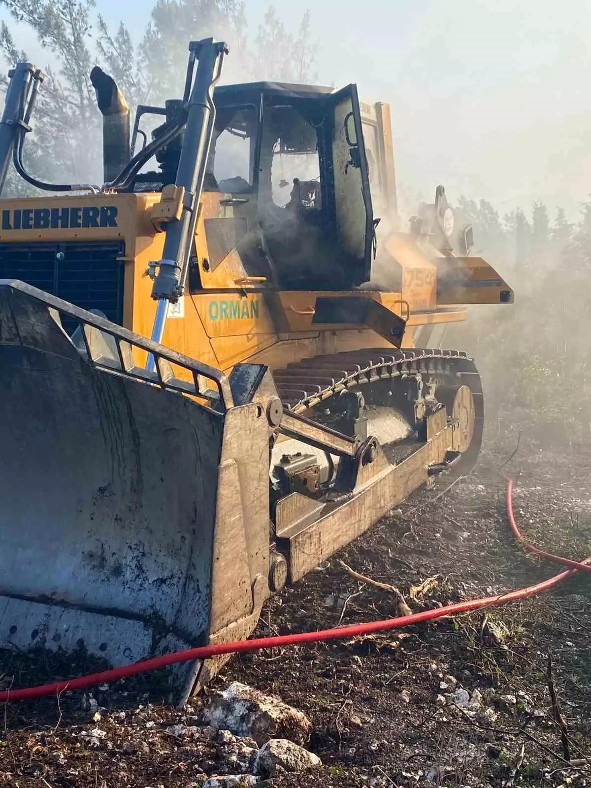 İzmir Gaziemir'de Orman Yangını: Dozer Alevler Arasında Kaldı