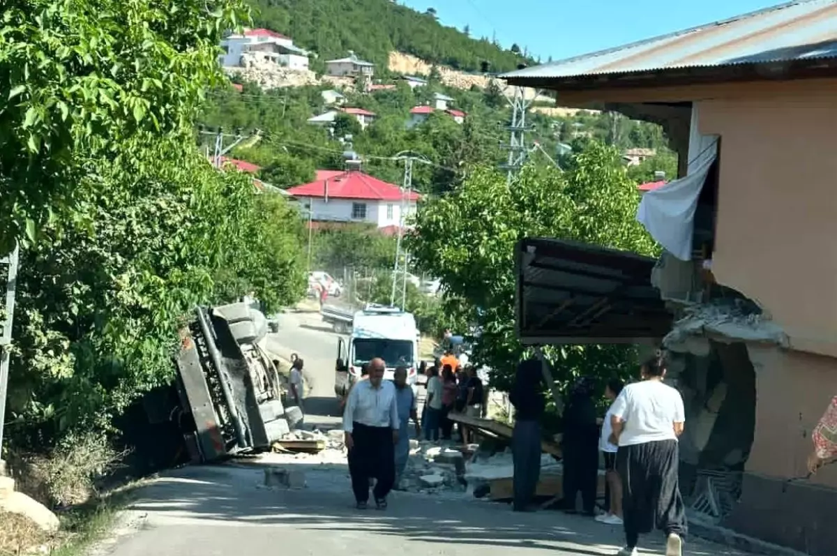 Mersin'de Kamyon Eve Çarptı: Sürücü Hayatını Kaybetti