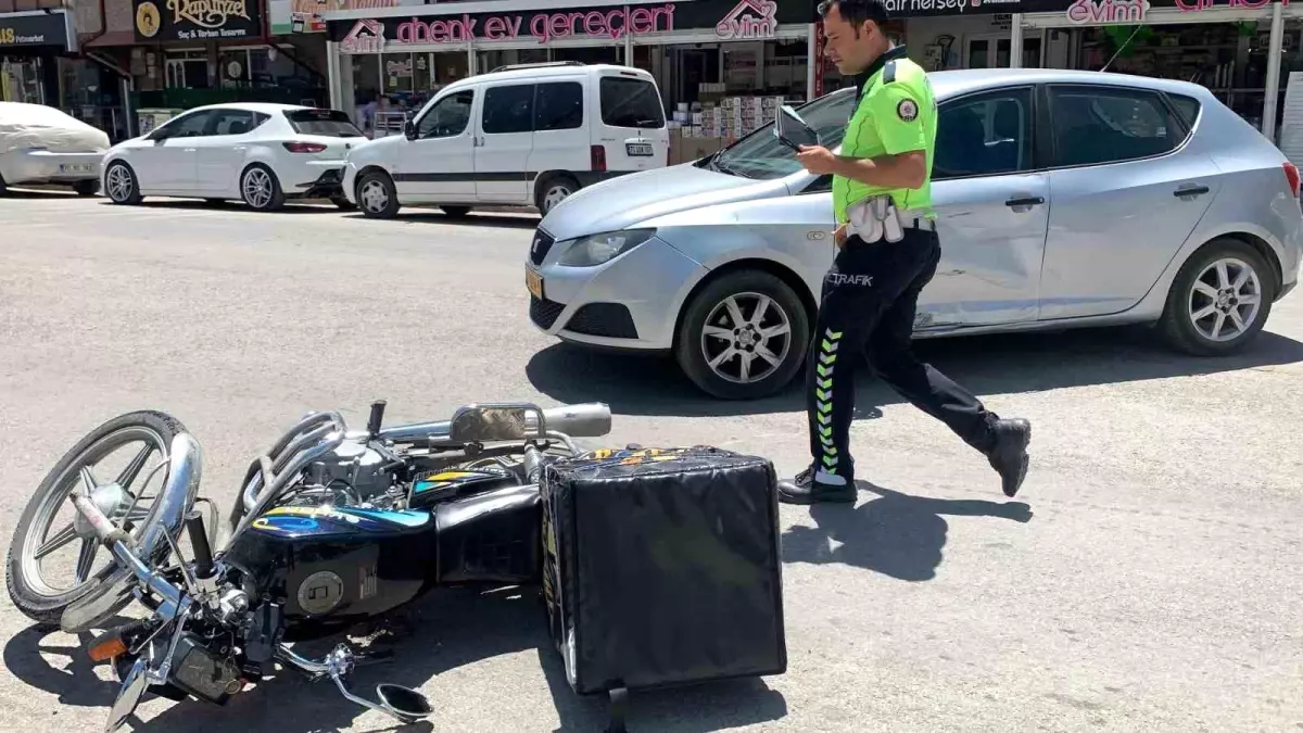 Karaman'da Motokurye Otomobille Çarpıştı: Yaralı