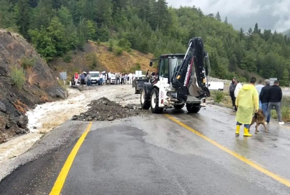 Kastamonu'da Sağanak Yağış Sebebiyle Kapanan Yol Yeniden Ulaşıma Açıldı
