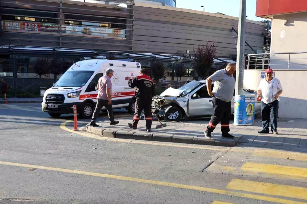Alkollü Sürücünün Kırmızı Işık İhlali Kaza Yaptırdı