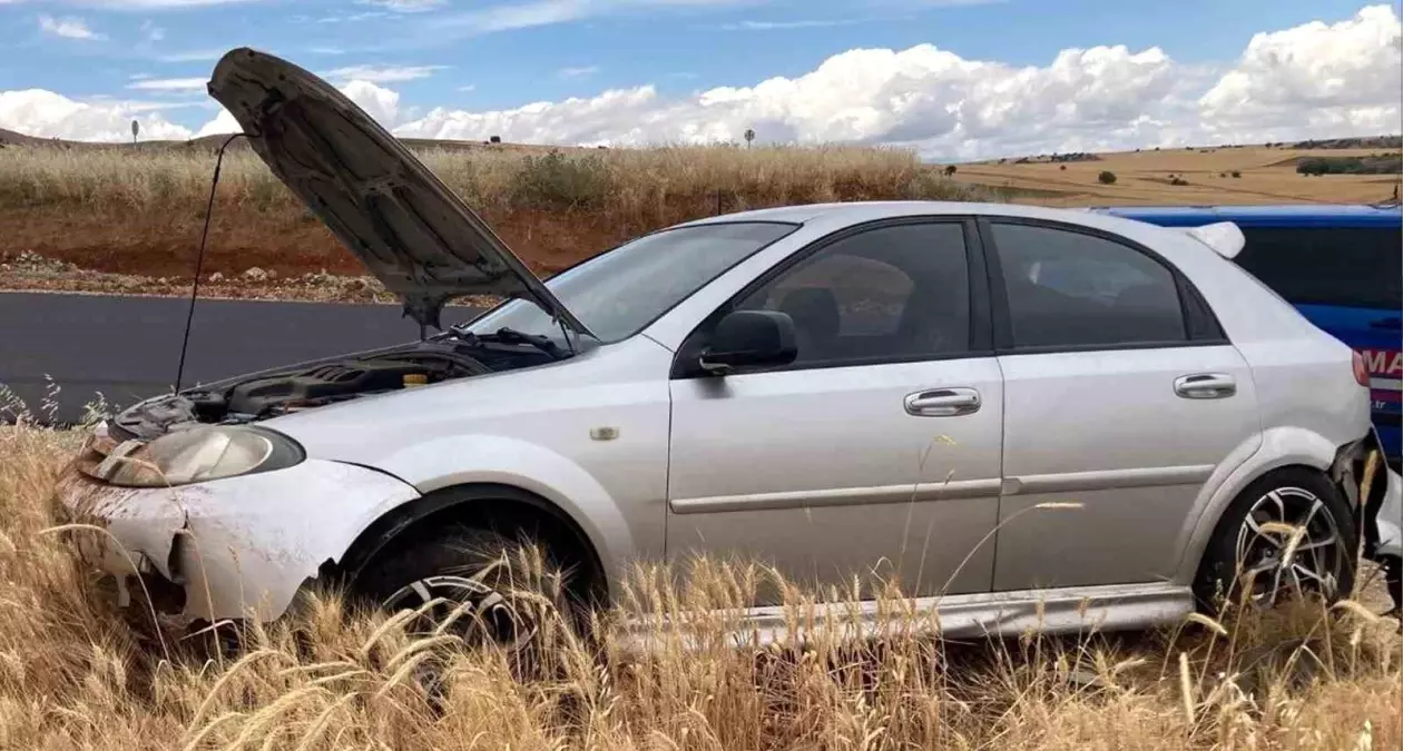 Kırıkkale'de Kontrolden Çıkan Otomobil Askıda Kaldı, 4 Yaralı