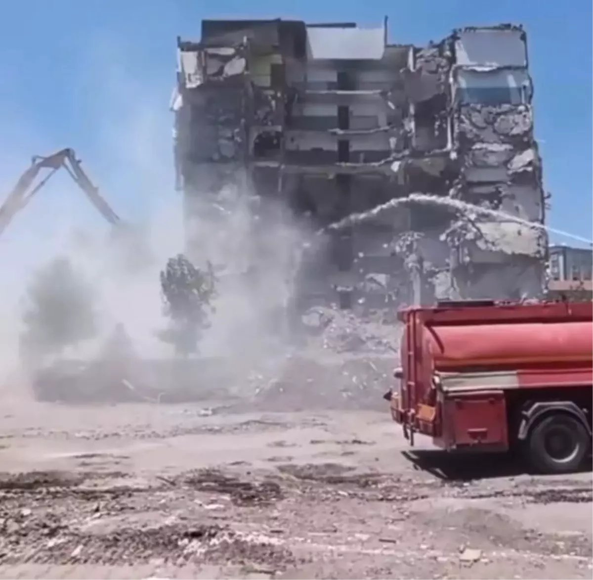 Diyarbakır'da Yıkıma Hazır Bina Kontrollü Yıkım Sırasında Çöktü